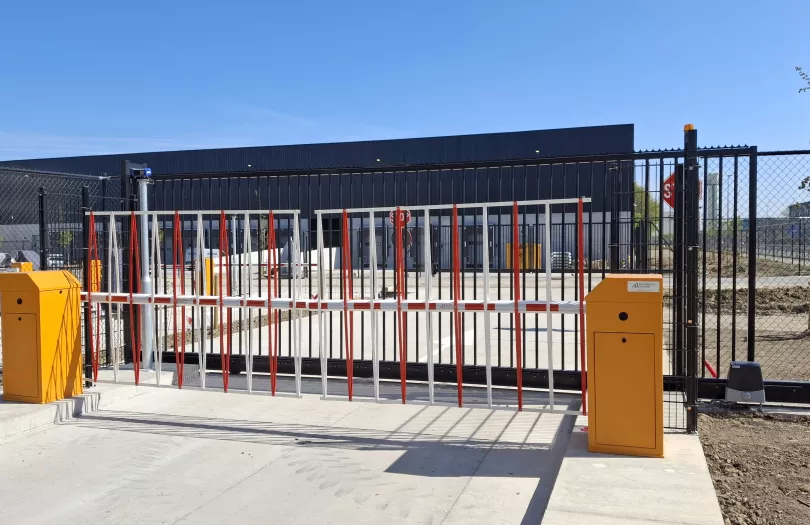 dubbele slagboom + automatische schuifpoort op rail